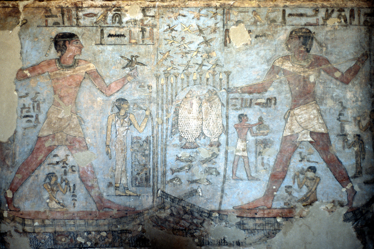 egyp08_10 assouan tombe noble fresque.jpg - Assouan  tombes des nobles tombe de noble de la dynastie nubienne, creusée dans la colline face à Assouan Provia 100 F